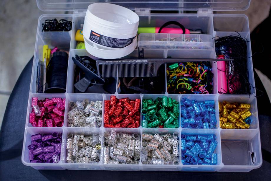 Materiais e adereços usados nos penteados